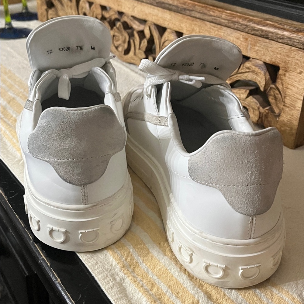 Ferragamo Gancini sneakers men’s size 7.5  equal to us sz 8.5 white w red bottom - Picture 8 of 8